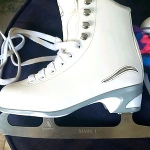 COPY - Ice skating shoes, uses but like new